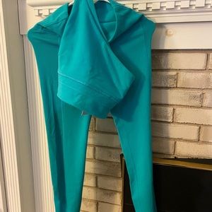 Bandier teal workout outfit. Size small. Stretchy and ribbed material.